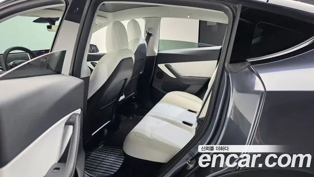 Tesla Model Y — Фото автомобиля 17