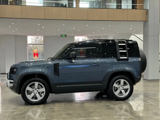 Land Rover Defender — Фото автомобиля 10