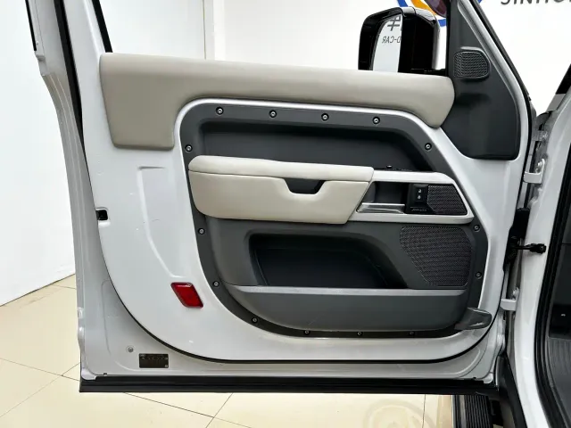 Land Rover Defender — Фото автомобиля 4