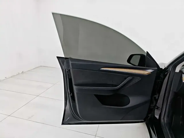 Tesla Model Y — Фото автомобиля 14