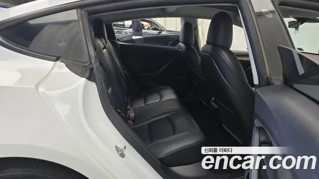 Tesla Model 3 — Фото автомобиля 12