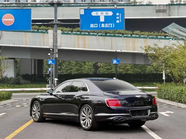 Bentley Flying Spur — Фото автомобиля 9
