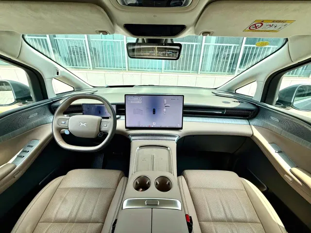 Xpeng X9 — Фото автомобиля 6
