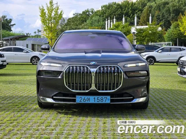 BMW i7 G70 — Фото автомобиля 2