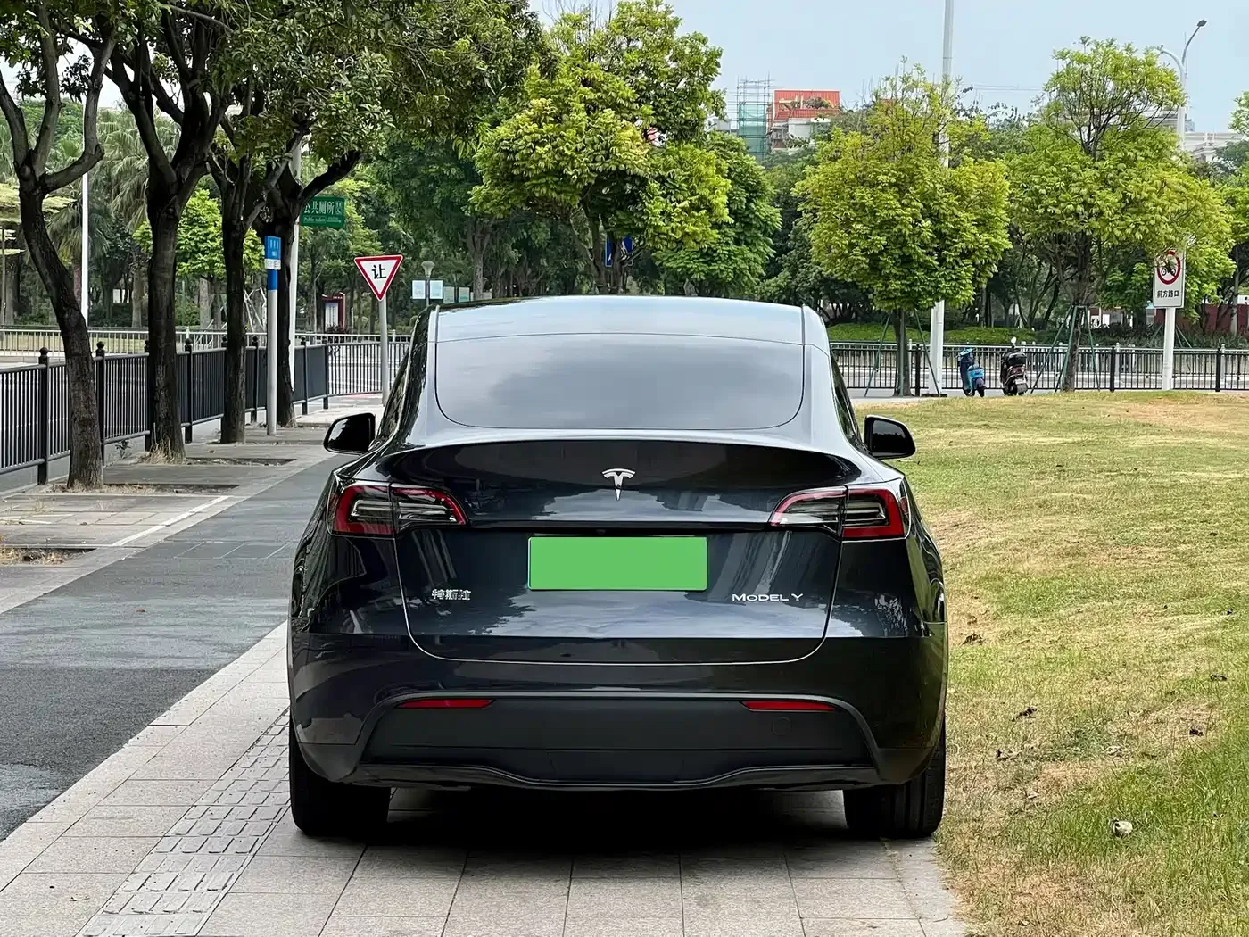 Tesla Model Y 2024 Rear-Wheel Drive Version — Фото автомобиля 3