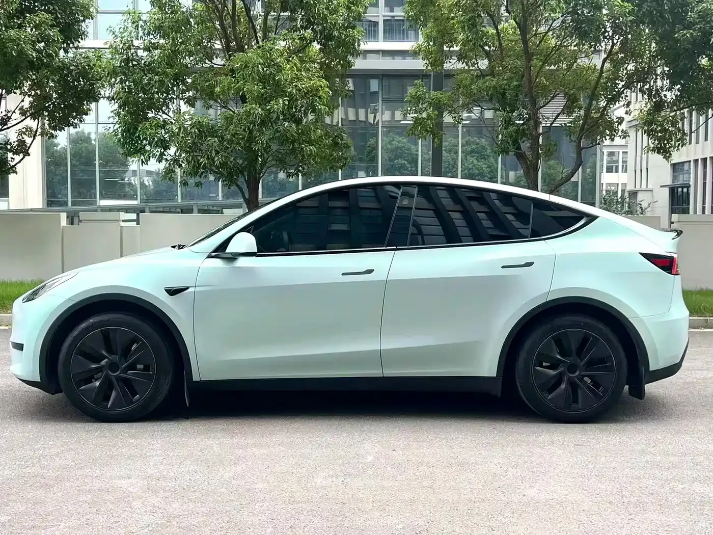 Tesla Model Y 2024 Rear-Wheel Drive Version — Фото автомобиля 7