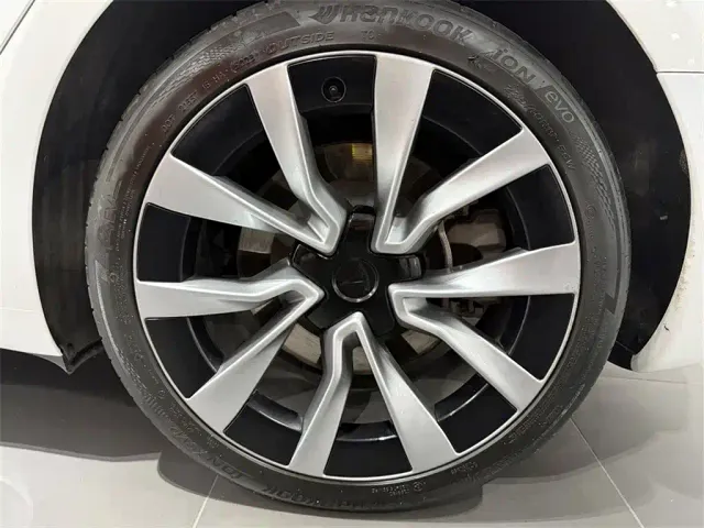 Tesla Model 3 — Фото автомобиля 12