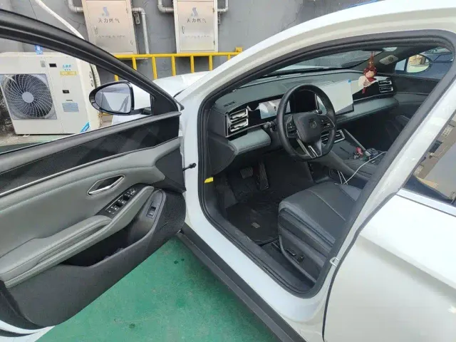 BYD Qin L — Фото автомобиля 12