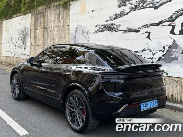 Porsche Macan Electric — Фото автомобиля 2
