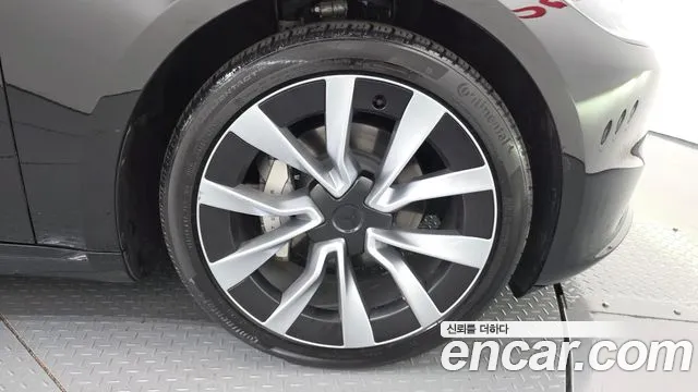 Tesla Model 3 — Фото автомобиля 6