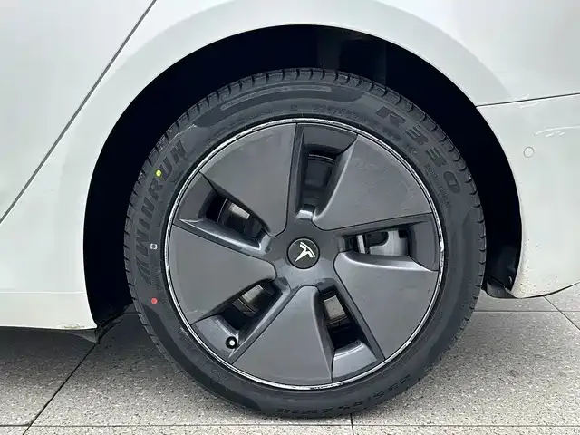 Tesla Model 3 — Фото автомобиля 16