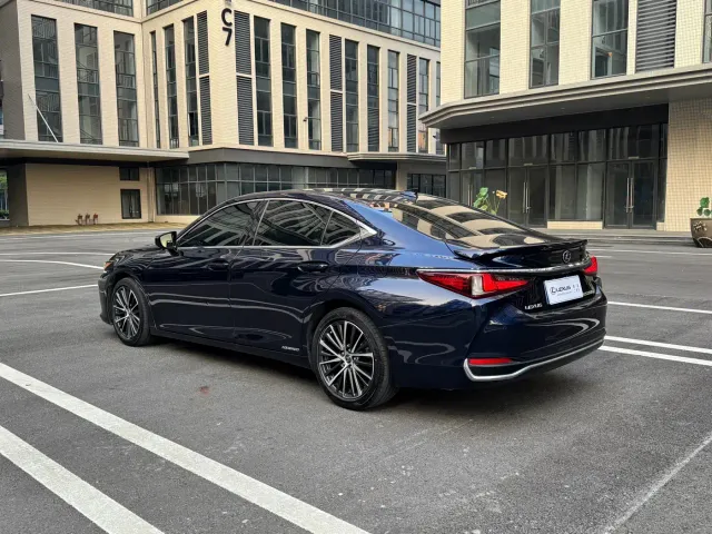 Lexus ES — Фото автомобиля 8