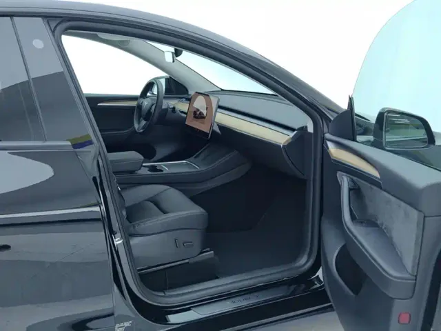 Tesla Model Y — Фото автомобиля 8