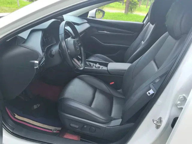 Mazda Axela — Фото автомобиля 11