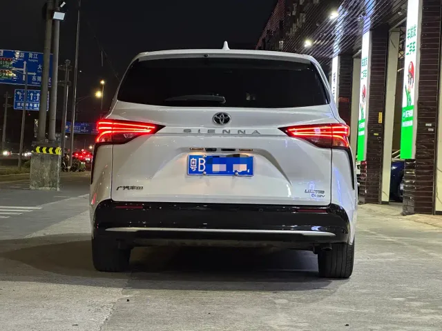 Toyota Sienna — Фото автомобиля 3