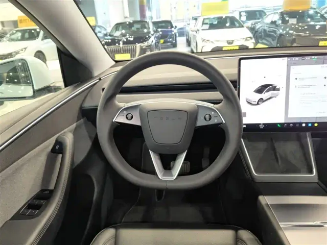 Tesla Model Y — Фото автомобиля 6