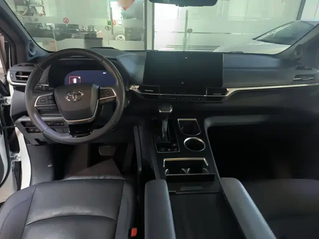 Toyota Sienna — Фото автомобиля 9