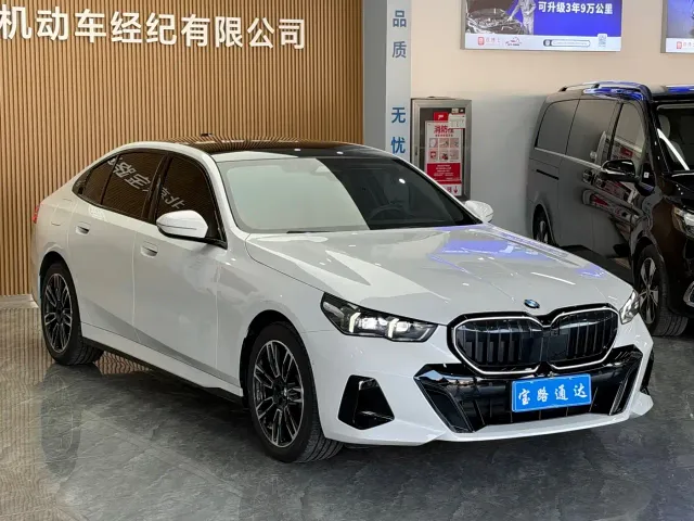 BMW 5 Series — Фото автомобиля 3