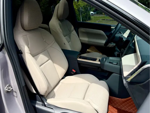 Volvo XC70 Plug-in Hybrid — Фото автомобиля 13