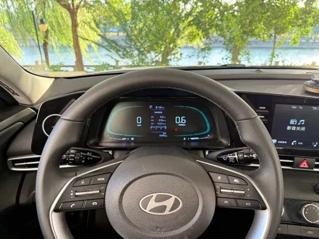 Hyundai Elantra — Фото автомобиля 14