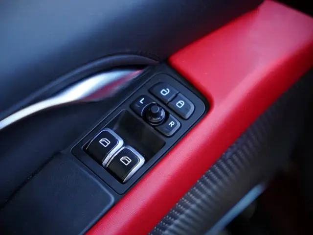 Lotus Emira — Фото автомобиля 12
