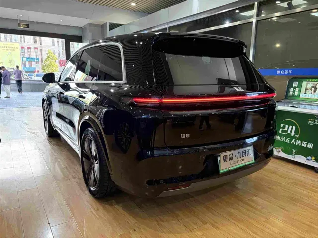 Li Auto L8 — Фото автомобиля 13