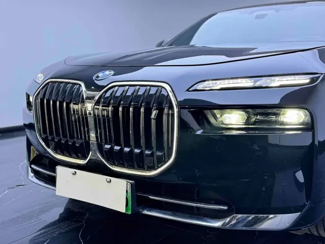 BMW i7 — Фото автомобиля 4
