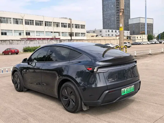 Tesla Model Y — Фото автомобиля 6