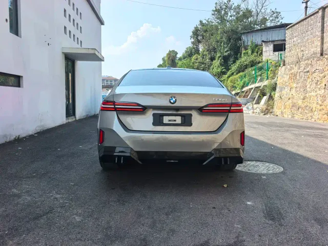 BMW 5 Series — Фото автомобиля 12