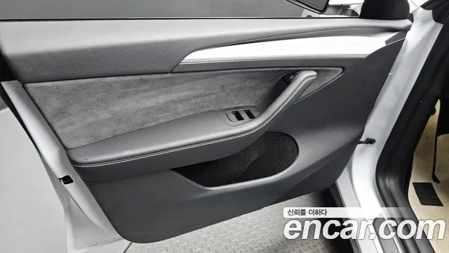 Tesla Model Y — Фото автомобиля 23