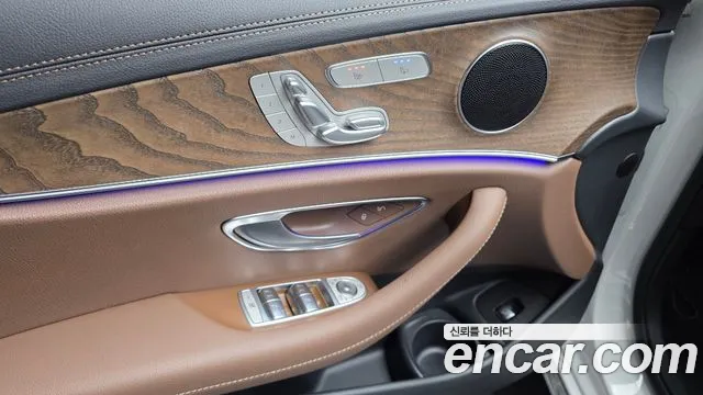 Mercedes-Benz E-Class — Фото автомобиля 22