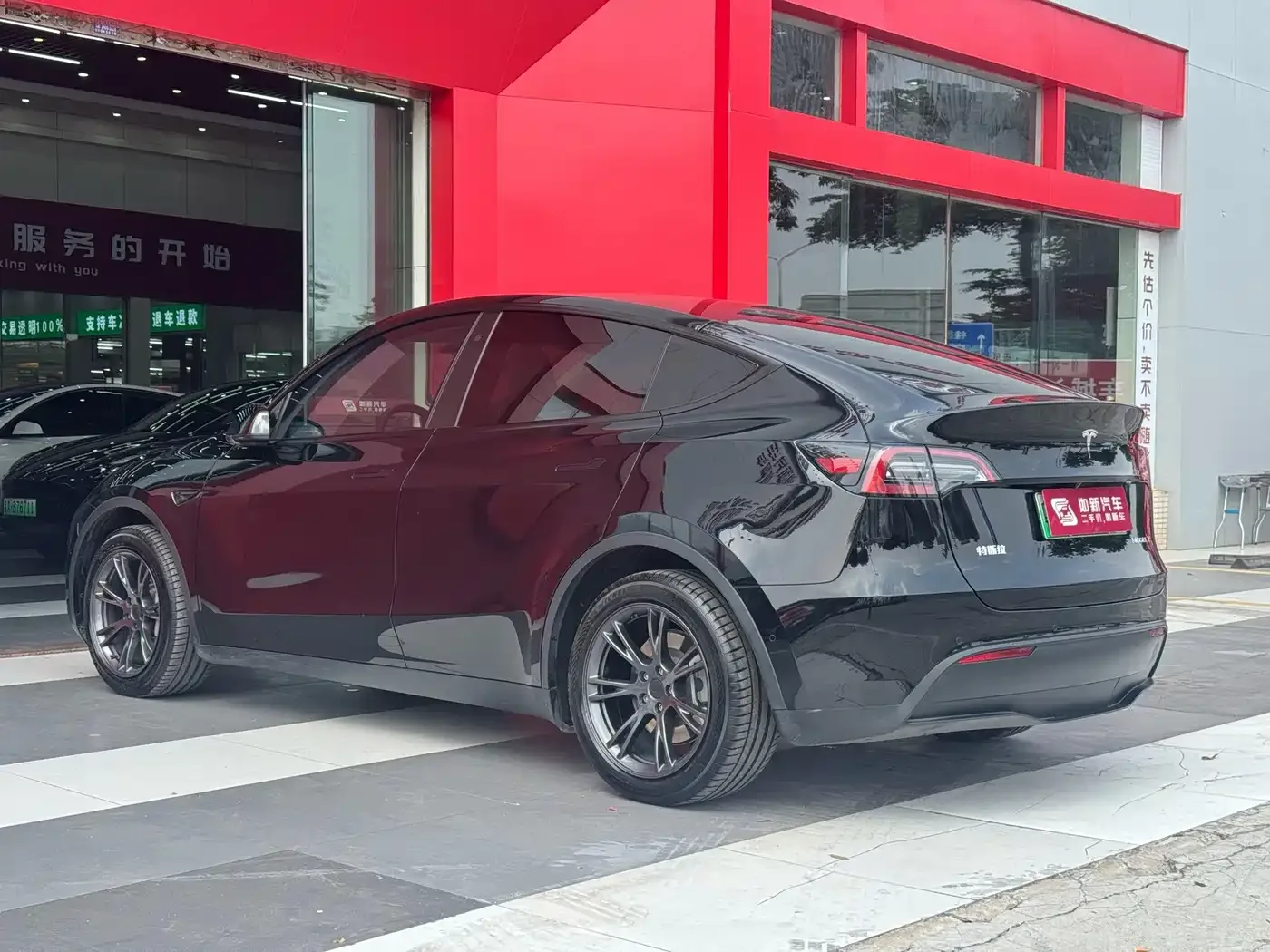 Tesla Model Y 2023 Long Range All-Wheel Drive Edition — Фото автомобиля 5