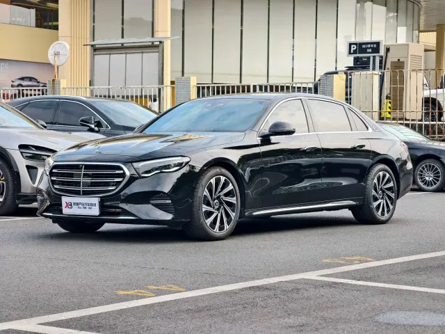 Mercedes-Benz E-Class — Фото автомобиля 3