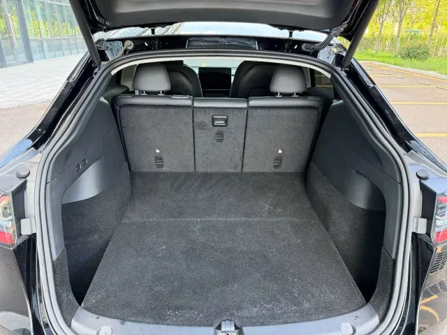 Tesla Model Y — Фото автомобиля 16