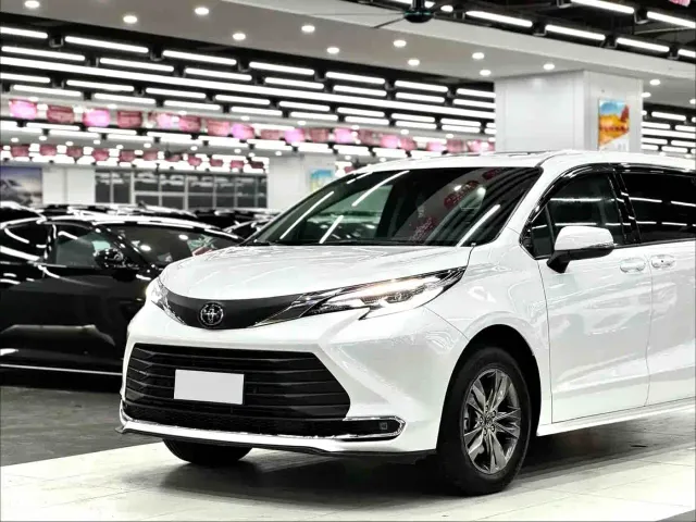 Toyota Sienna — Фото автомобиля 12