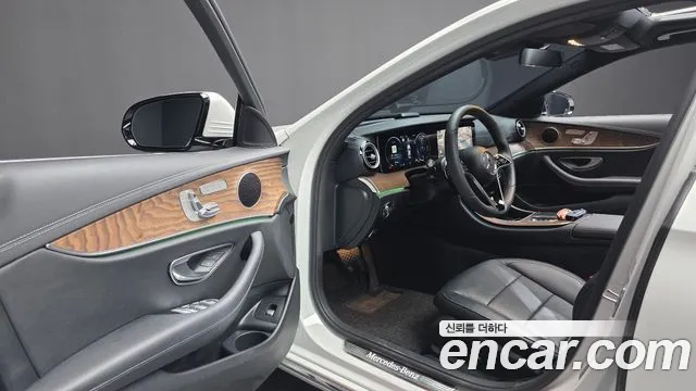 Mercedes-Benz E-Class — Фото автомобиля 8