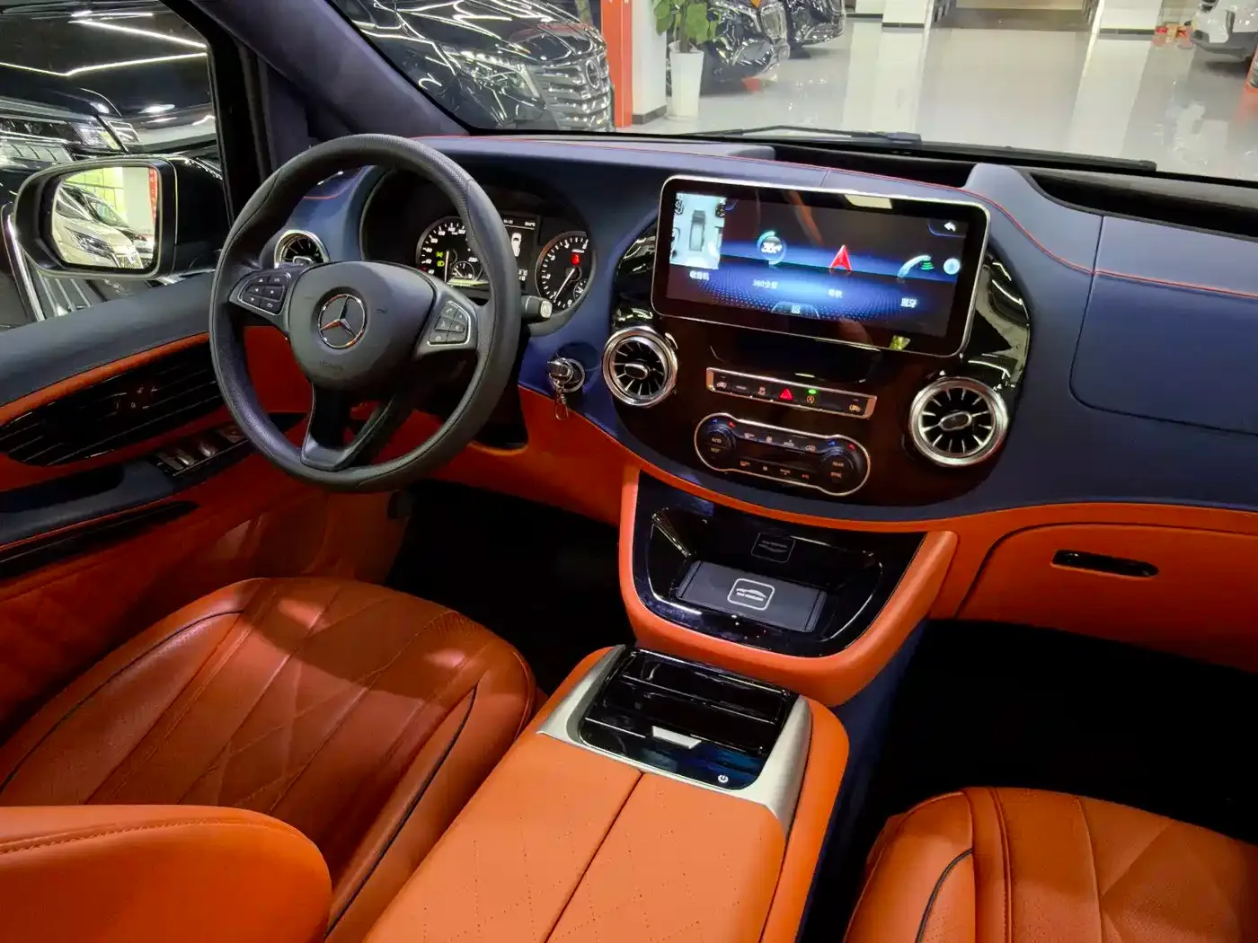 Mercedes-Benz Vito 2023 2.0T Business 7-Seater — Фото автомобиля 4