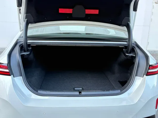 BMW i5 — Фото автомобиля 17