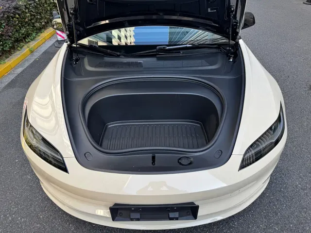 Tesla Model 3 — Фото автомобиля 19