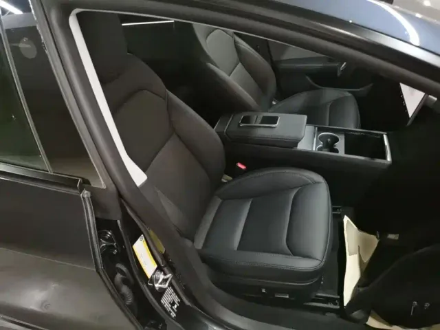Tesla Model 3 — Фото автомобиля 24