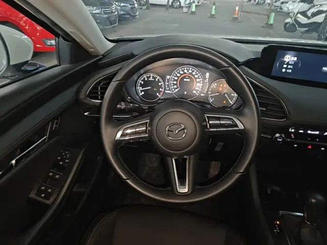 Mazda Axela — Фото автомобиля 10