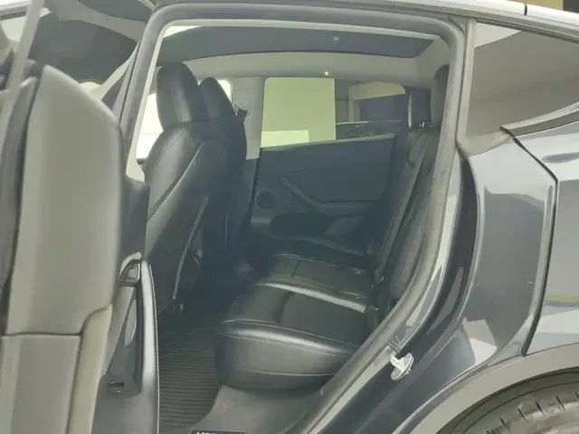 Tesla Model Y — Фото автомобиля 11