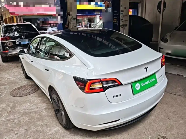 Tesla Model 3 — Фото автомобиля 4