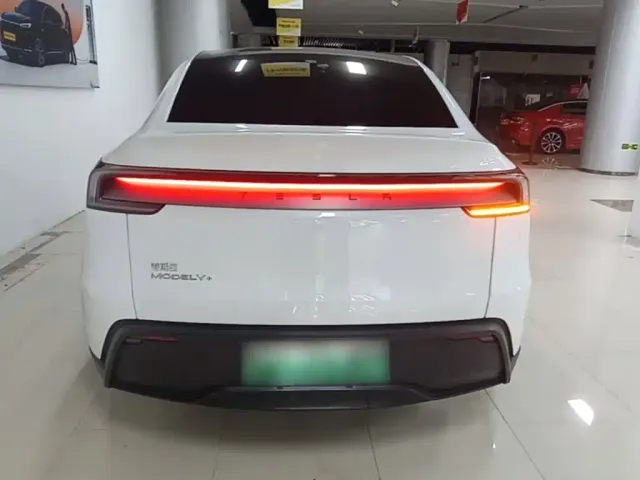 Tesla Model Y — Фото автомобиля 5