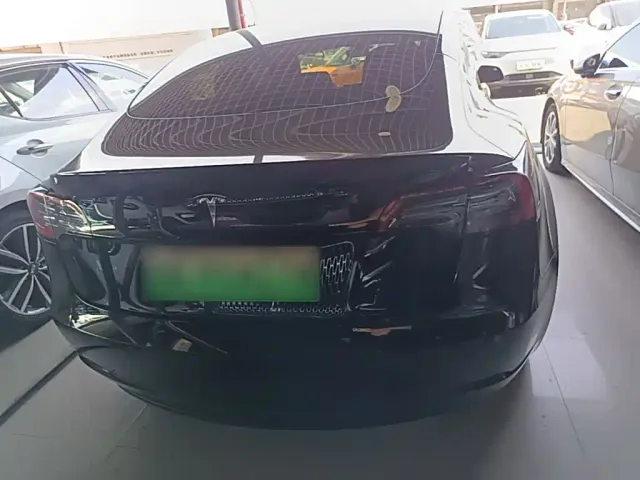 Tesla Model 3 — Фото автомобиля 5