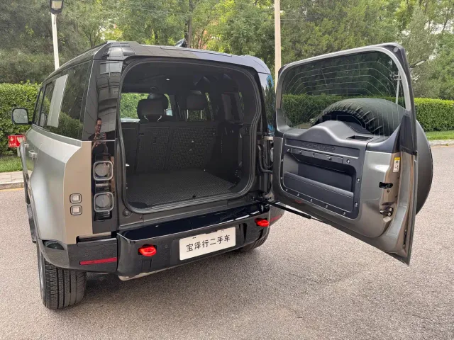Land Rover Defender — Фото автомобиля 21