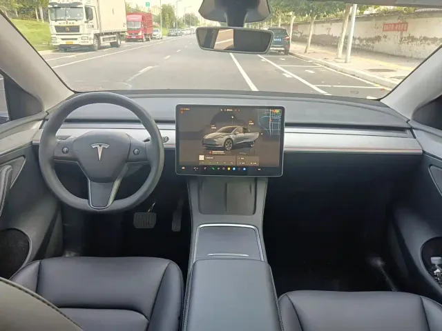 Tesla Model Y — Фото автомобиля 3