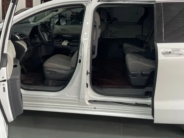 Toyota Sienna — Фото автомобиля 7