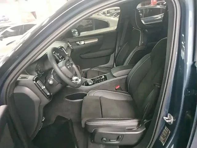Volvo XC40 — Фото автомобиля 14