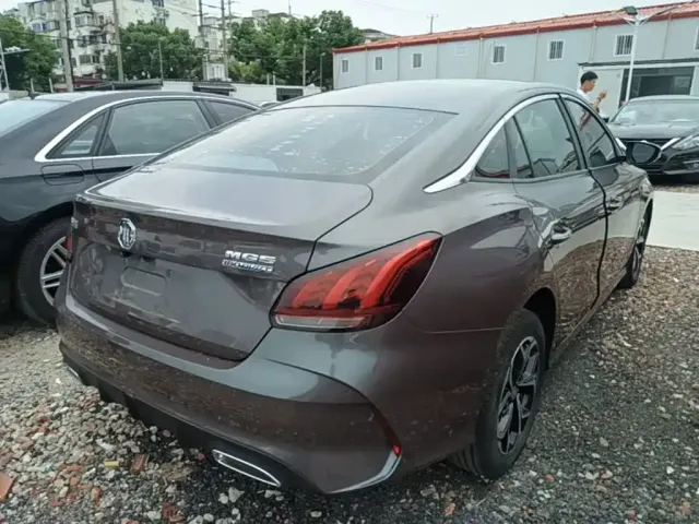 MG MG5 2022 180DVVT CVT Youth Flagship Edition — Фото автомобиля 6